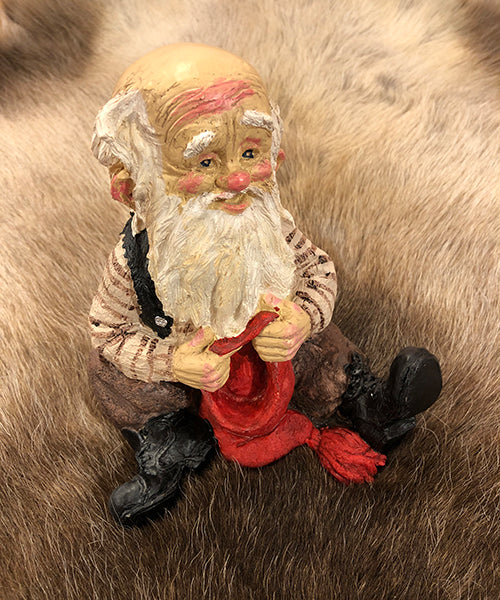Midthun-nisse sittende med lue