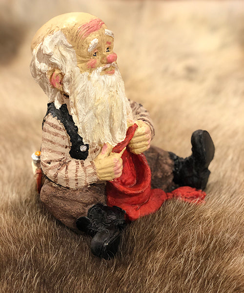 Midthun-nisse sittende med lue