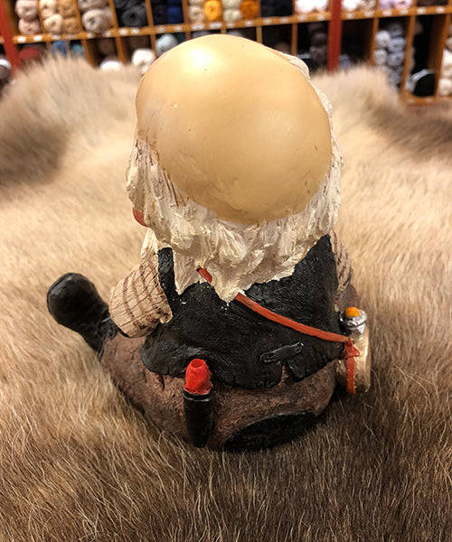 Midthun-nisse sittende med lue
