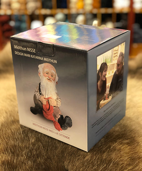 Midthun-nisse sittende med lue