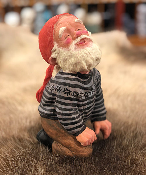 Midthun-nisse sittende på kne