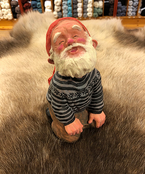 Midthun-nisse sittende på kne