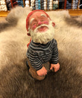 Midthun-nisse sittende på kne