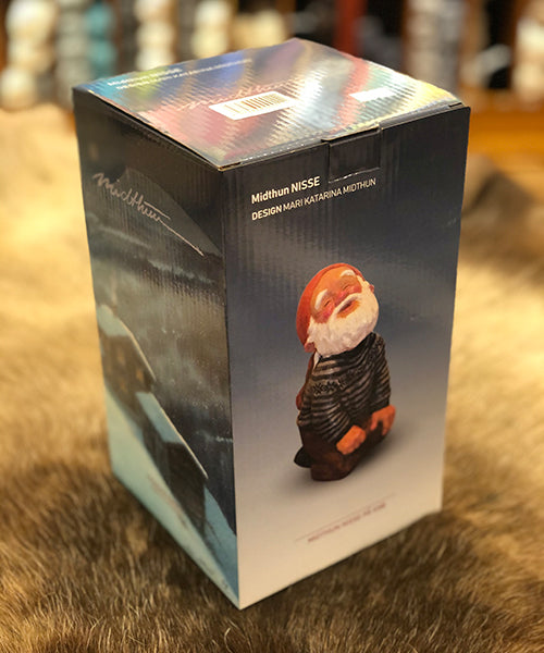 Midthun-nisse sittende på kne